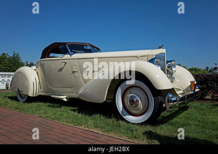 HERSHEY, PA-Juni 11, 2017:1934 Packard 1106 zwölf Runabout Speedster, LeBaron steht auf dem Display im Eleganz bei Hershey. Stockfoto