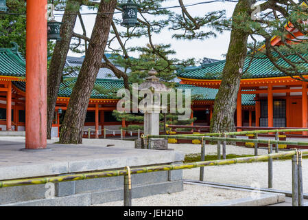 Heian Jingu Schrein Steinlaterne und Gebäude. Stockfoto