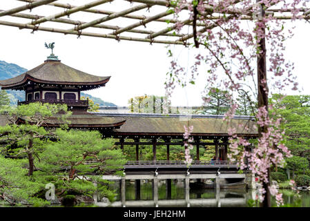 Heian Jingu Schrein Gärten, überdachte Brücke. Hashidono. Stockfoto