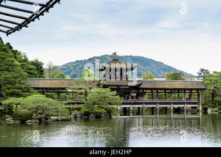 Heian Jingu Schrein Gärten, überdachte Brücke. Hashidono. Stockfoto