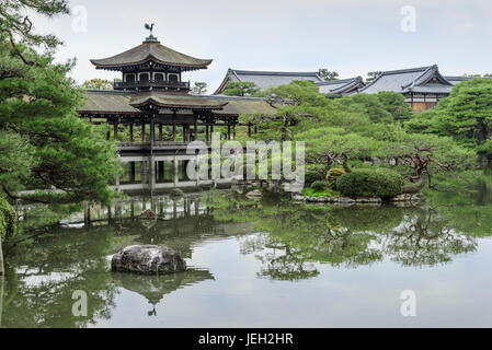 Heian Jingu Schrein Gärten, überdachte Brücke. Hashidono. Stockfoto