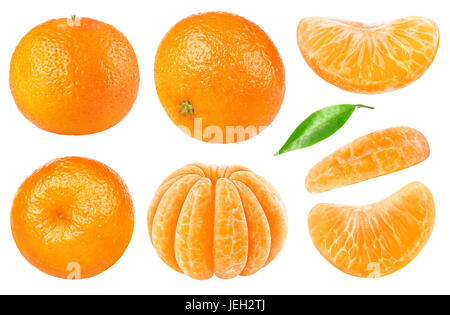 Isolierte Zitrus-Sammlung. Ganze Mandarinen oder Mandarin Orange Früchte und geschälte Segmente isoliert auf weißem Hintergrund mit Beschneidungspfad Stockfoto