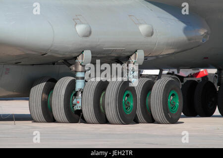 Rechten hauptfahrwerks eines Iljuschin Il-76-Frachtmaschine, Anzeigen/Unterwagen Beine mit vier Rädern an jedem Bein Stockfoto