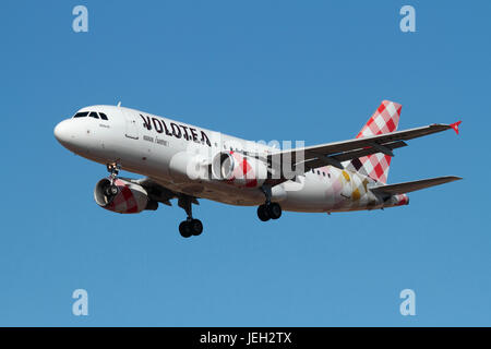 Zivile Luftfahrt. Airbus A319 Passagierjet der spanischen Billigfluglinie Volotea in Anflug. Billigflieger und Billigflüge. Stockfoto