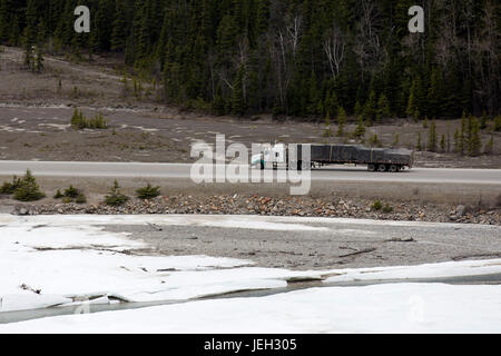 LKW-Transport von Gütern auf dem Trans-Canada Highway im Westen Kanadas. Die Straße schneidet quer durch den Kontinent auf einer Ost-West-Ebene. Stockfoto