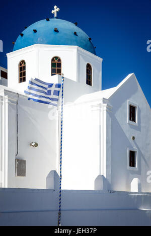 Weiße Kirche mit blauer Kuppel und griechische Flagge auf der Vorderseite, Imerovigli, Santorin, Griechenland Stockfoto