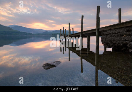 Sonnenuntergang über Ashness Steg am Derwent Water Stockfoto