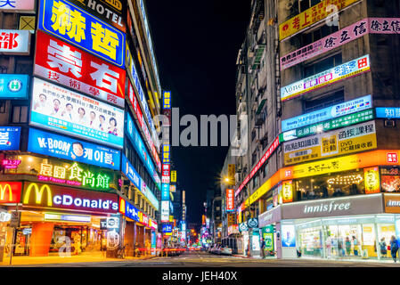 TAIPEI, TAIWAN - 27. Mai: Dies ist eine Einkaufsstraße in der Innenstadt in der Nacht in der Nähe von Taipei Main Station am 27. Mai 2017 in Taipei Stockfoto