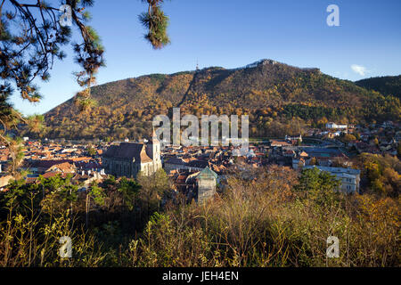 Ansicht der mittelalterlichen Stadt Brasov mit Tampa Berg im Hintergrund an einem sonnigen Herbsttag, Siebenbürgen, Rumänien. Stockfoto