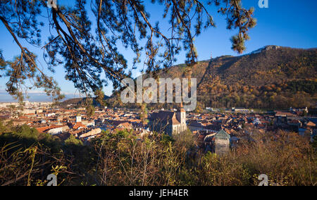 Ansicht der mittelalterlichen Stadt Brasov mit Tampa Berg im Hintergrund an einem sonnigen Herbsttag, Siebenbürgen, Rumänien. Stockfoto