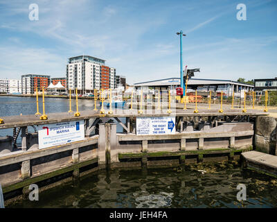 Ipswich Suffolk UK Schleuse geschlossen, Marina und University of Suffolk Gebäude zeigen. Stockfoto