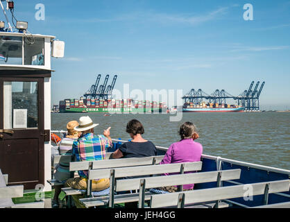 Touristen auf River Orwell Cruise anzeigen Container-Schiffe in den Hafen von Felixstowe Suffolk UK Stockfoto