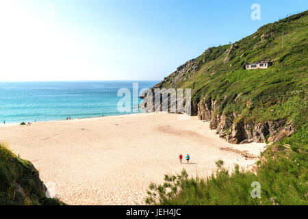 der Sandstrand von Porthcurno nahe landet Ende in Cornwall, England, Britainb, uk. Stockfoto