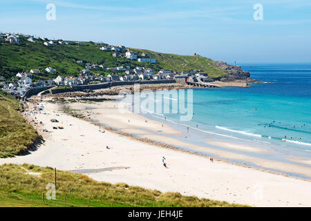 den weißen Sandstrand und blaues Wasser bei Sennen Bucht in der Nähe von Lands End in Cornwall, England, Großbritannien, Vereinigtes Königreich. Stockfoto