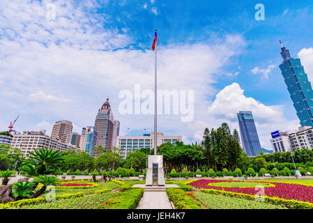 Taipeh, TAIWAN - 31 Mai: Taiwan Flagge in Sun Yat-Sen Gedächtnishalle mit Xinyi Finanzviertel Architektur im Hintergrund am 31. Mai 2017 Stockfoto