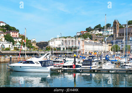 Boote vor Anker in der Marina in Torquay, Devon, England, Großbritannien, uk. Stockfoto