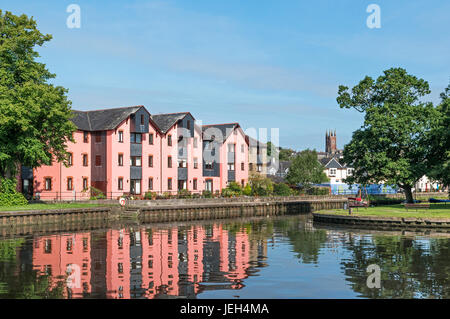 Häuser und Wohnungen an den Ufern des Flusses dart in Totnes, Devon, England, Großbritannien, uk. Stockfoto