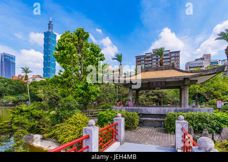 Taipeh, TAIWAN - 31 Mai: Dies ist eine malerische Aussicht auf Taipei 101 mit einer traditionellen chinesischen Pavillon und Natur in der Sun Yat-Sen Memorial Hall Park auf M Stockfoto