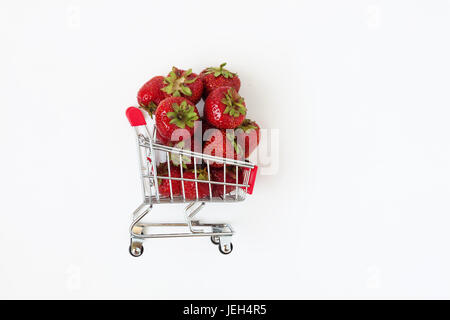 Frische saftige Erdbeeren in einem Lebensmittel-Wagen, isoliert auf einem weißen Hintergrund. Stockfoto