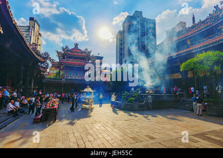 Taipeh, TAIWAN - 07. Juni: Das die Architektur der Longshan Tempel einen berühmten buddhistischen Tempel wo viele Einheimische und Touristen besuchen in Taipei am 07. Juni Stockfoto