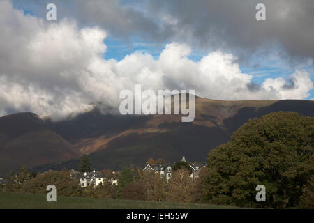 Cloud-streaming über den Gipfel des Skiddaw von Crow Park Keswick Frühling The Lake District Cumbria England Stockfoto