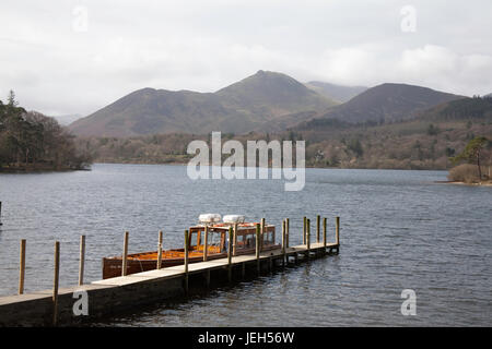 Ein Blick über Derwent Water in Richtung Causey Hecht und Grisedale Pike Grasmoor und Hopegill Head in der Nähe von Keswick The Lake District Cumbria England Stockfoto