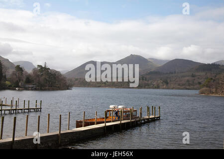 Ein Blick über Derwent Water in Richtung Causey Hecht und Grisedale Pike Grasmoor und Hopegill Head in der Nähe von Keswick The Lake District Cumbria England Stockfoto