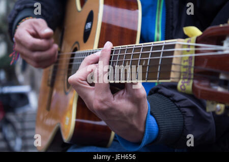 Man spielt akustische Gitarre Stockfoto