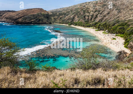 Türkisfarbenes Meerwasser in der Hanauma Bay; Oahu, Hawaii, Vereinigte Staaten von Amerika Stockfoto