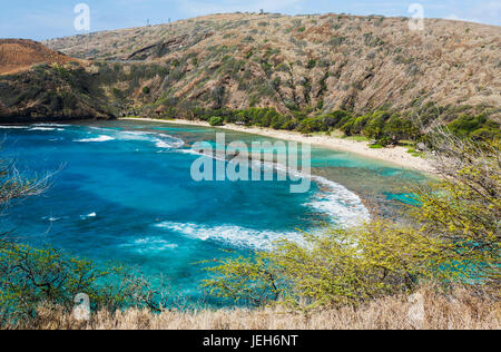 Blick auf die Landschaft und die Küste mit türkisfarbenen Meerwasser in der Hanauma Bay; Oahu, Hawaii, Vereinigte Staaten von Amerika Stockfoto