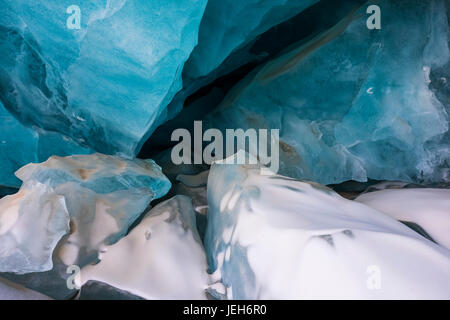 Reduzierte Eisstücke in einen schwarzen Rapids Gletscher Höhle; Alaska, Vereinigte Staaten von Amerika Stockfoto