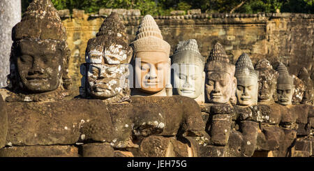 Buddhistische Statuen, Südtor, Angkor Thom; Krong Siem Reap, Siem Reap Province, Kambodscha Stockfoto