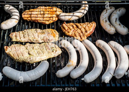 Barbecue Grill Bbq auf Propan-Gas-Grill. Steaks-Bratwurst-Würstchen-Fleisch-Mahlzeit Stockfoto