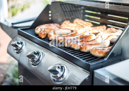 Barbecue Grill Bbq auf Propan-Gas-Grill. Steaks-Bratwurst-Würstchen-Fleisch-Mahlzeit Stockfoto