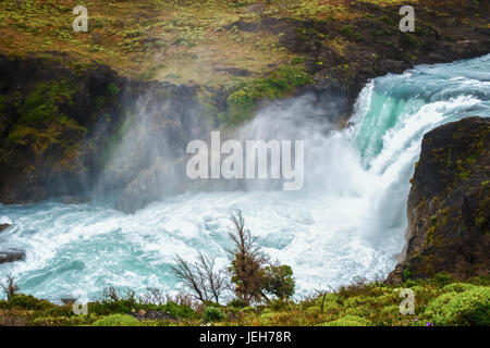 Groß fällt (Salto Grande) im Torres del Paine Nationalpark im chilenischen Patagonien. Torres del Paine, Magallanes, Chile Stockfoto