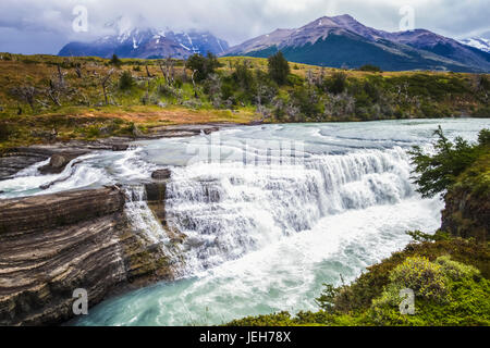 Groß fällt (Salto Grande) im Torres del Paine Nationalpark im chilenischen Patagonien. Torres del Paine, Magallanes, Chile Stockfoto