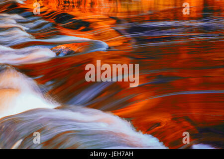 Mersey River Reflexionen im Herbst in rot über digitale Filter für einen mehr interpretativen Effekt im Kejimkujik National Park verwandelt Stockfoto