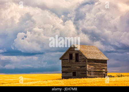 Verlassene Gebäude entlang der Straßen von ländlichen Saskatchewan; Saskatchewan, Kanada Stockfoto