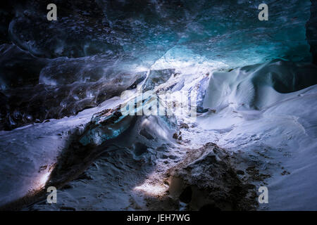 Seltsames Licht leuchtet auf dem Boden einer Höhle unter dem Eis des patentieren Gletscher in die Alaska Range. Alaska, Vereinigte Staaten von Amerika Stockfoto