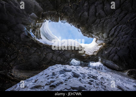 Der Himmel ist durch ein Loch in die Decke dieser patentieren Gletscher-Eis-Höhle in die Alaska Range sichtbar; Alaska, Vereinigte Staaten von Amerika Stockfoto