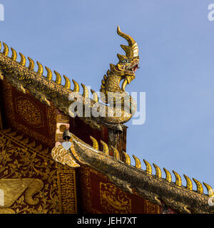 Reich verzierte, dekorative Dachlinie eines Gebäudes; Tambon Mae Chan, Chang Wat Chiang Rai, Thailand Stockfoto