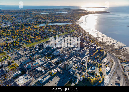 Luftaufnahme Der Innenstadt Von Anchorage Und Dem Park Strip, Cook Inlet Und Turnagain Arm Im Hintergrund Sichtbar, Herbstfarben Bäume Füllen Die Stadt ... Stockfoto