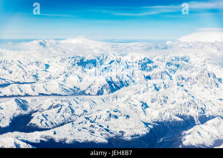 Verschneite Bergspitzen Über Den Wolken Niedriger Höhe In Der Denali-Bergkette, Die Sonne, Die Schatten In Den Niedrigen Tälern Unten, Süd-Zentral... Stockfoto