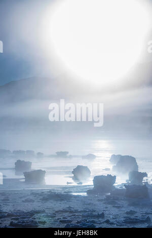 Die Sonne Scheint Im Winter Durch Den Nebel Auf Niedriger Höhe Entlang Des Turnagain Arms Und Des Seward Highway, Das Meereis Bedeckt Den Ozean Im Vordergrund, Die Chu... Stockfoto