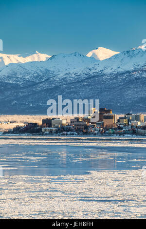 Blick Auf Die Innenstadt Von Anchorage Im Winter Und Die Schneebedeckten Chugach Mountains Dahinter Vom Point Mackenzie Aus Gesehen, Die Skies Im Hintergrund Klar Und ... Stockfoto