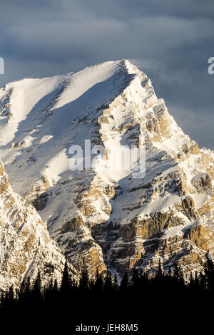 Nahaufnahme von Schnee bedeckte Berggipfel mit blauen Himmel und Wolken; Kananaskis Country, Alberta, Kanada Stockfoto