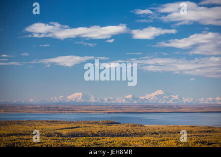 Schneebedeckter Mount Denali Und Foraker, Wie Von Der Joint Base Elmendorf Richardson Aus Gesehen, Mit Herbstbunten Bäumen Und Cook Inlet, Das Den Foregrou... Stockfoto