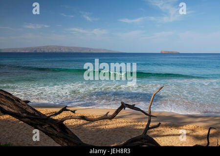 Blick auf Kahoolawe und Molokini Inseln vom kleinen Strand im Makena Beach State Park; Maui, Hawaii, Vereinigte Staaten von Amerika Stockfoto