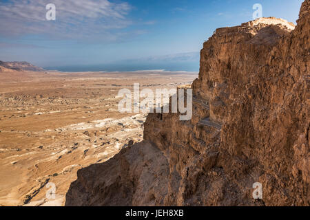 Eine schroffe Felswand und eine Ansicht der Judäischen Wüste, Totes Meer; South District, Israel Stockfoto