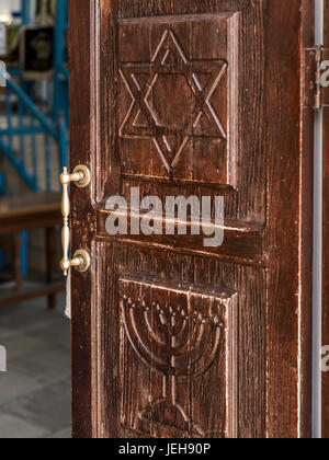 Holztür mit der Davidstern und die Menorah in einem von der Stadt historische Synagogen, Beit Knesset Abuhav geschnitzt; Safed, Galiläa, Israel Stockfoto